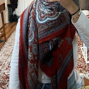 Very comfortable scarf, beautiful pattern